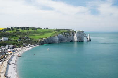 水体旁岩层景观摄影